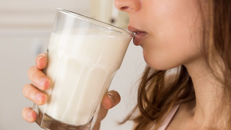 “Decoding Dairy: How Much Milk Should We Drink Per Day for Optimal Health?”