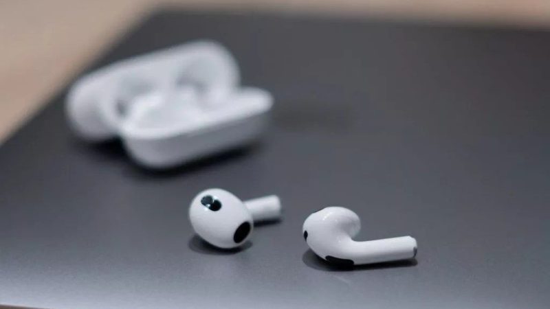 Airpods Flashing Red